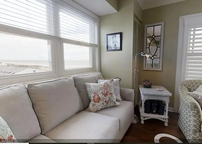 Marylander Condominiums, 90 Steps From The Aparthotel