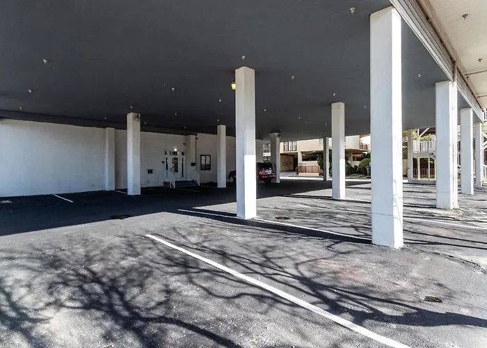 Marylander Condominiums, 90 Steps From The 4*